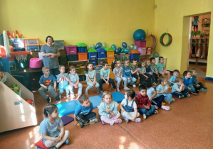 Dzieci oglądają przedstawienie