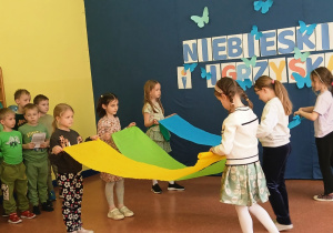 Dzieci tańczą z wykorzystaniem bibuły