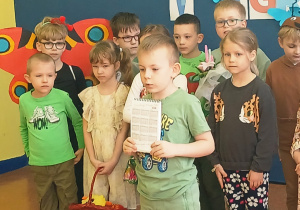 Chłopiec z kalendarzem recytuje wiersz