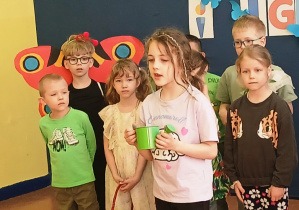 Dziewczynka z konewką recytuje wiersz
