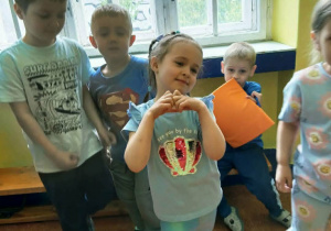 Eva czeka na swoją kolej