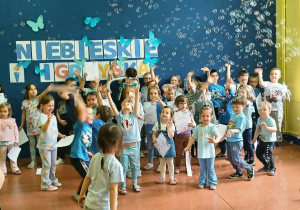 Dzieci podczas finału Niebieskich Igrzysk