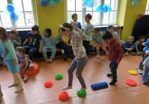 Dzieci pokonują ścieżkę sensoryczną