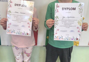Alona i Janek z dyplomami