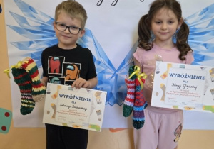 Patrycja i Antoni z dyplomami oraz nagrodami