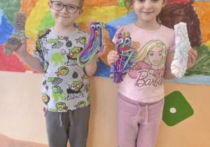 Patrycja i Antoni ze swoimi pracami konkursowymi