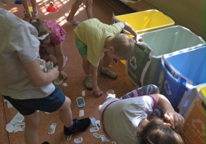 Dzieci podczas wykonywania zadania