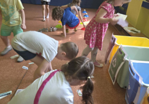 Dzieci podczas wykonywania zadania