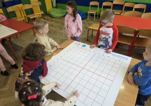 Dzieci podczas zajęć z kodowania
