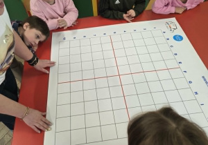 Dzieci podczas zajęć z kodowania