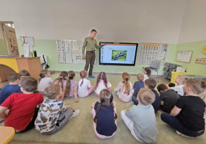 Dzieci podczas spotkania z Panem Leśniczym