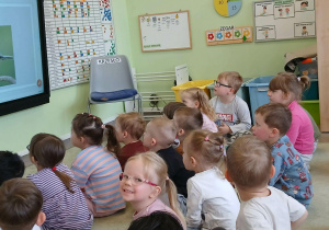 Dzieci podczas spotkania z Panem Leśniczym