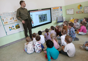 Dzieci podczas spotkania z Panem Leśniczym