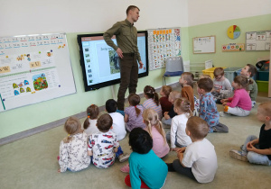 Dzieci podczas spotkania z Panem Leśniczym