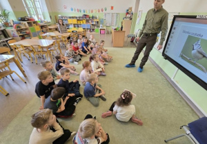 Dzieci podczas spotkania z Panem Leśniczym