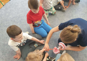Dzieci podczas zajęć ze studentami