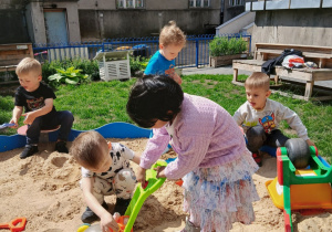Zabawy Biedronek w piaskownicy
