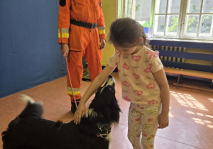 Patrycja wita się z psem