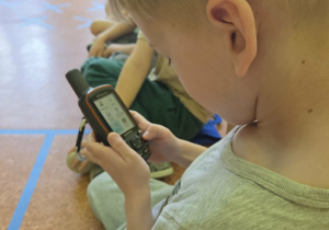 Maksim ogląda elektroniczną mapę