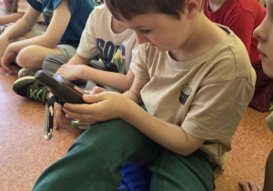 Janek ogląda elektroniczną mapę