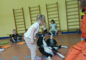 Mia wita się z psem