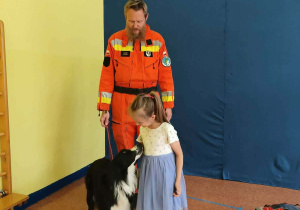 Nikandra wita się z psem