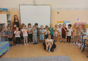 Grupa Biedronki z policjantką