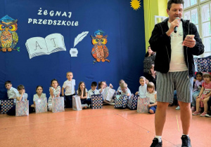 Pan Paweł podczas quizu dla rodziców