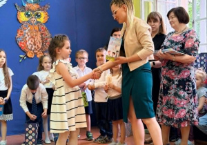 Pani Dyrektor wręcza dyplom i upominek Patrycji