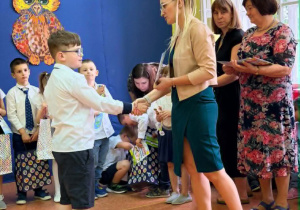 Pani Dyrektor wręcza dyplom i upominek Mateuszowi Sz.