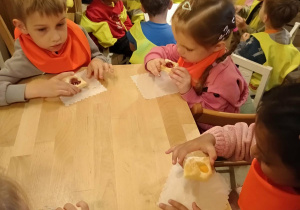 Dzieci z grupy "Myszki" podczas poczęstunku