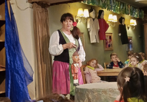 Aktorka Teatru z marionetką