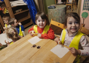 Julia E. i Sara z grupy "Biedronki" podczas poczęstunku