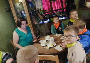 Dzieci z grupy "Stokrotki" podczas poczęstunku