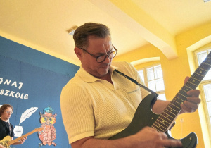 Pan Paweł gra na gitarze