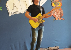 Pan Piotr gra na gitarze