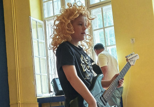 Igor z grupy "Stokrotki" gra na gitarze
