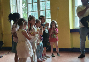 Dzieci grupy "Myszki" i "Stokrotki" grają na instrumentach