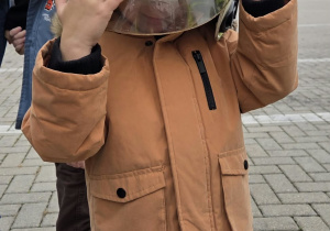 Staś przymierza kask strażaka