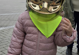 Zosia przymierza kask strażaka