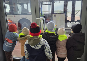 W oczekiwaniu na przejazd autobusem
